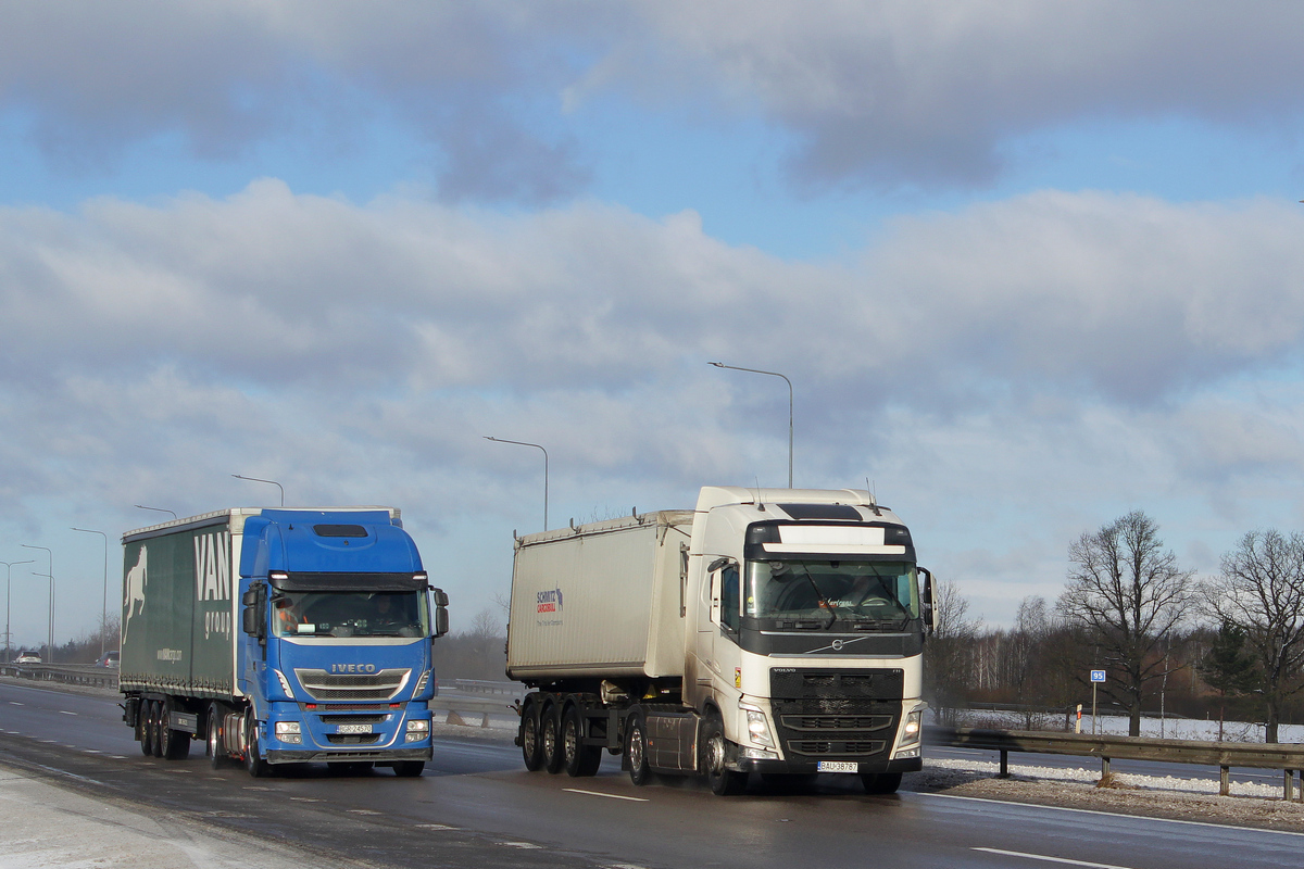 Польша, № BGR 24570 — IVECO Stralis ('2012) 500; Польша, № BAU 38787 — Volvo ('2012) FH.500