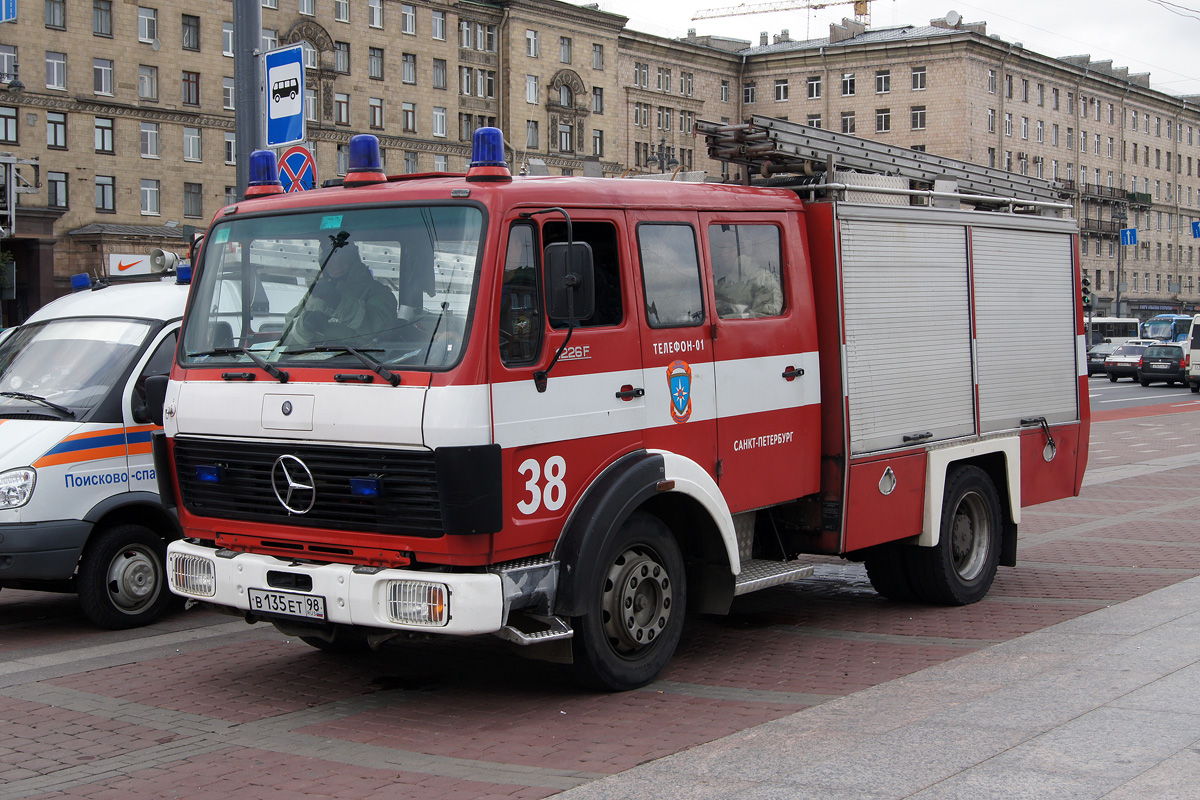 Санкт-Петербург, № В 135 ЕТ 98 — Mercedes-Benz NG (общ. мод.)