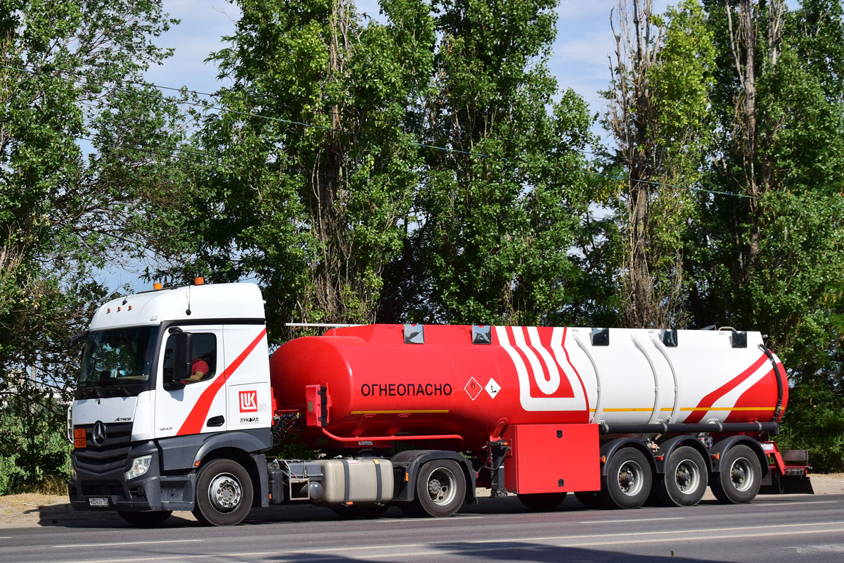 Волгоградская область, № А 304 АХ 797 — Mercedes-Benz Actros '18 1842 [Z9M]; Волгоградская область, № УУ 2799 77 — Сеспель (общая модель)