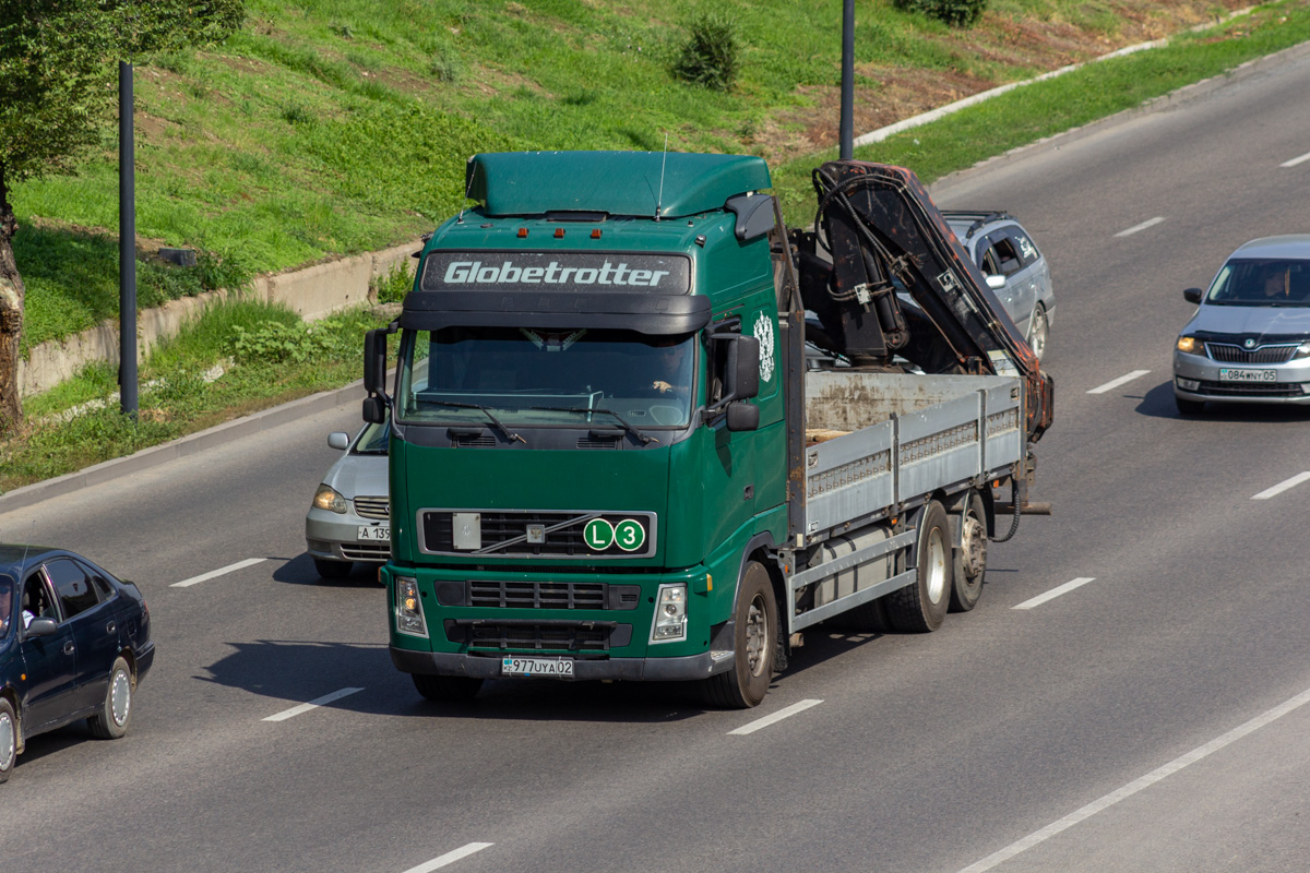 Алматы, № 977 UYA 02 — Volvo ('2002) FH12.420