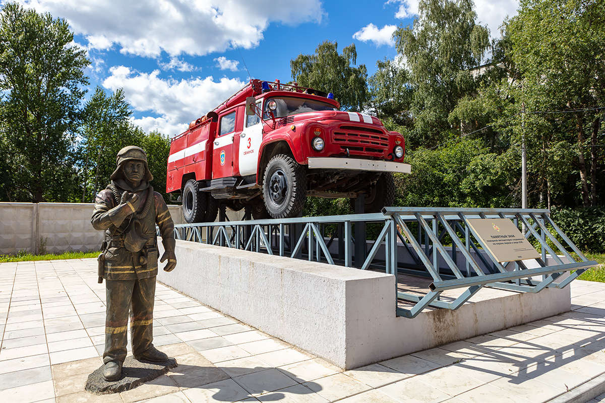 Калужская область, № К 009 СМ 40 — ЗИЛ-431412; Калужская область — Автомобили на постаментах; Техника на постаментах, памятники (Калужская область)