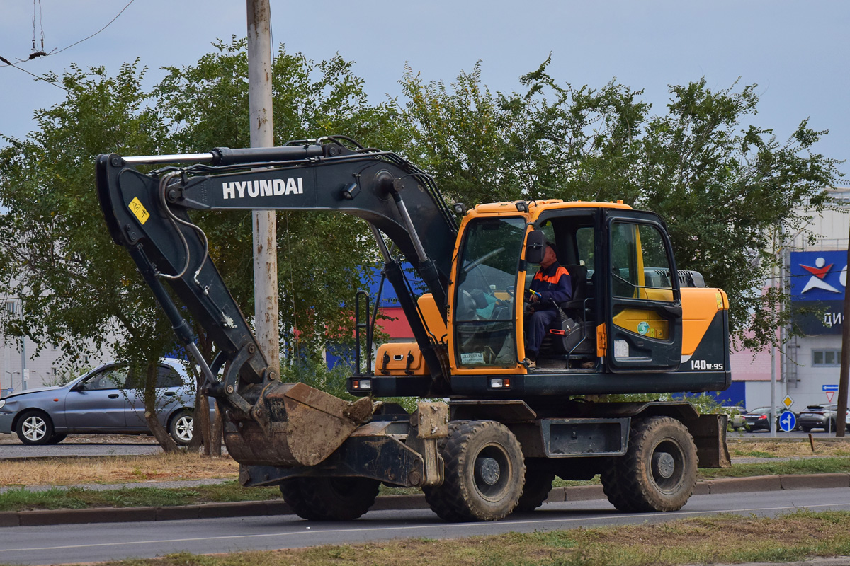 Волгоградская область, № 8338 ВЕ 34 — Hyundai R140W