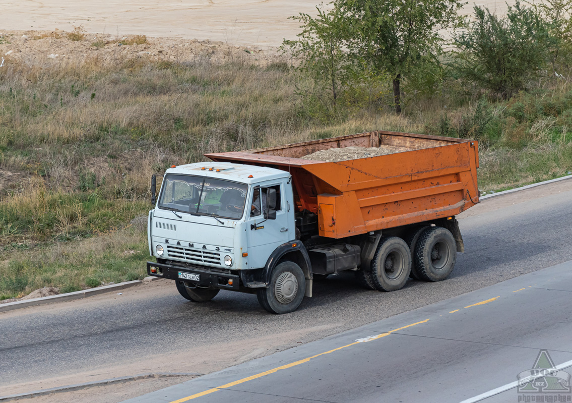 Алматы, № 142 GLB 02 — КамАЗ-55111 (общая модель)