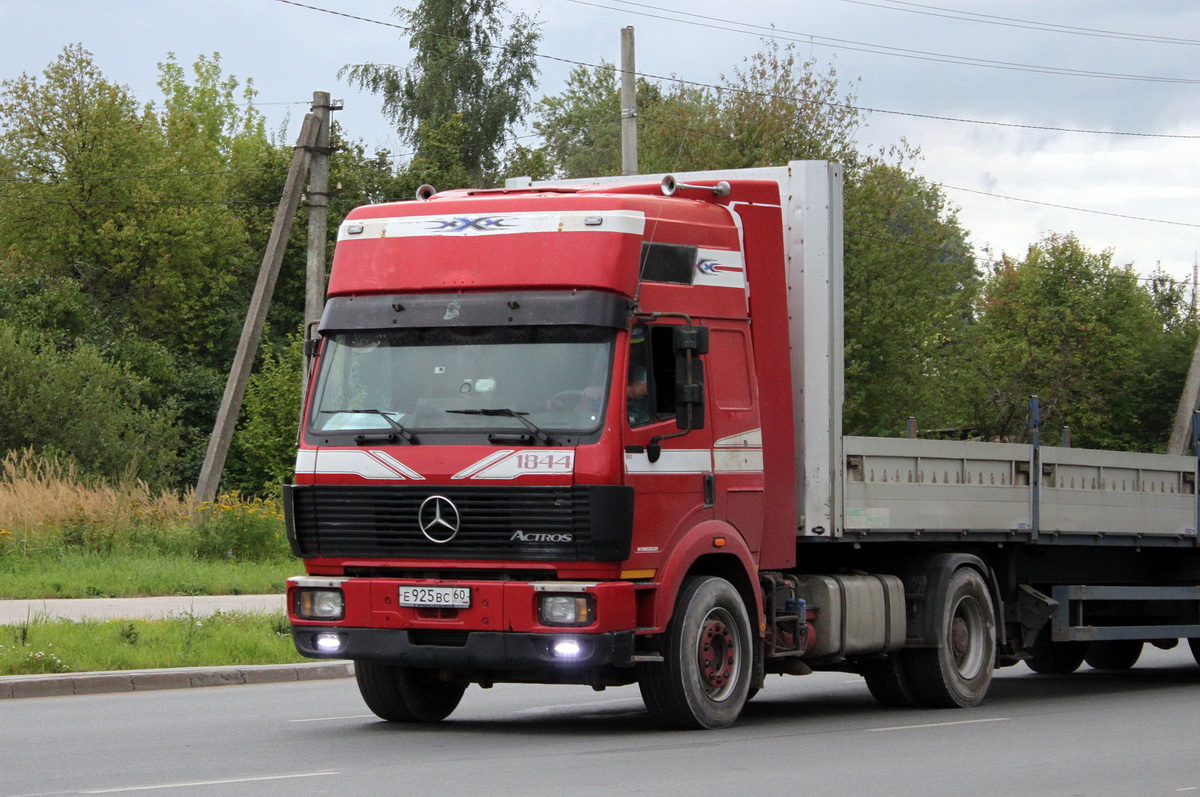 Псковская область, № Е 925 ВС 60 — Mercedes-Benz SK 1844