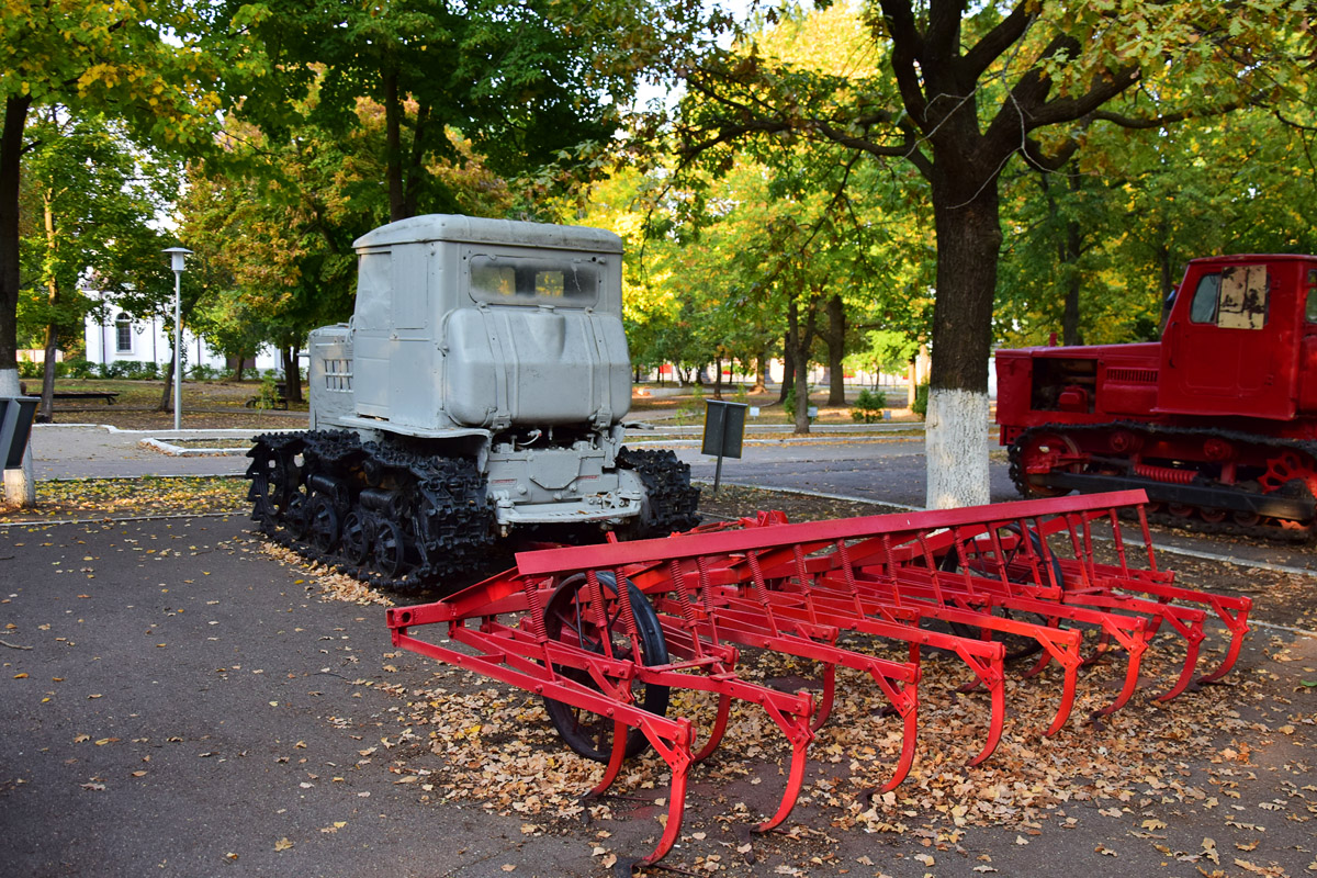 Саратовская область, № (64) Б/Н СТ 0013 — Т-74 (АТЗ); Техника на постаментах, памятники (Саратовская область); Прицепы сельскохозяйственные — Культиваторы (общая)