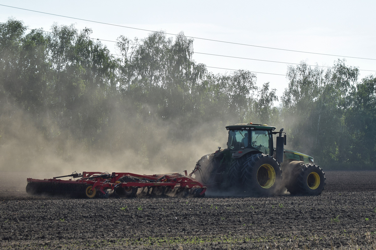 Алтайский край, № 2107 МТ 22 — John Deere 8335R; Прицепы сельскохозяйственные — Культиваторы (общая)