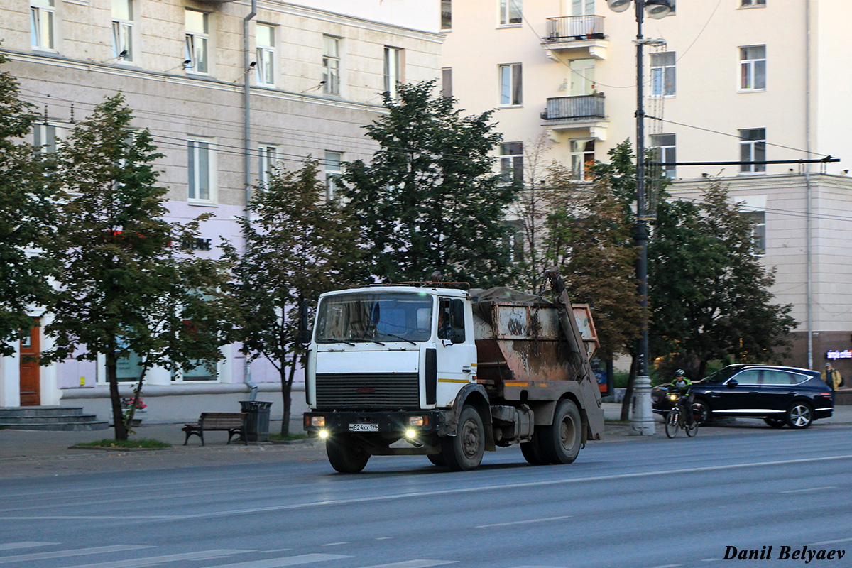 Свердловская область, № М 824 КХ 196 — МАЗ-555102