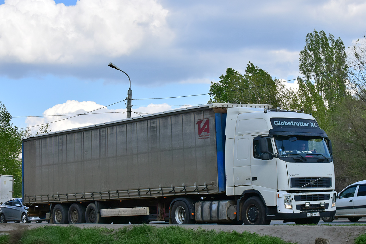 Кировская область, № М 128 НН 43 — Volvo ('2002) FH12.420