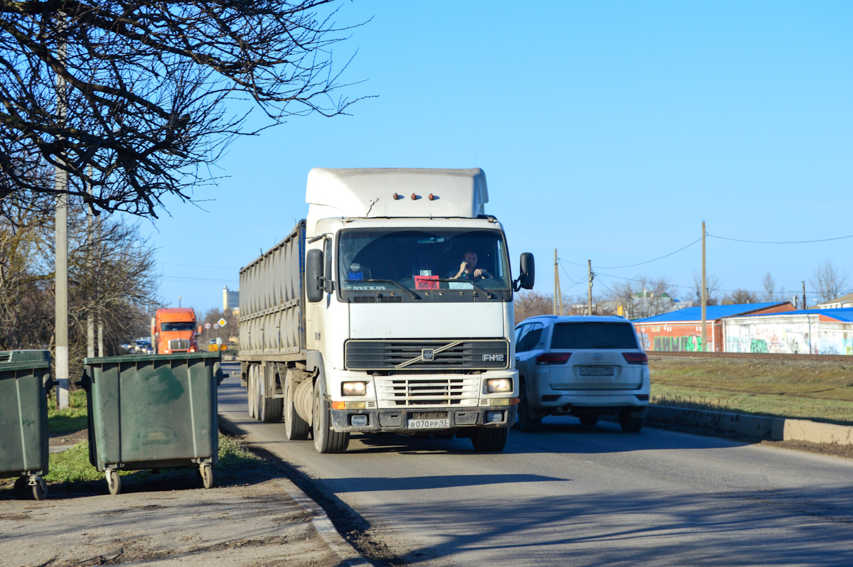 Краснодарский край, № В 070 РР 93 — Volvo ('1993) FH12.380