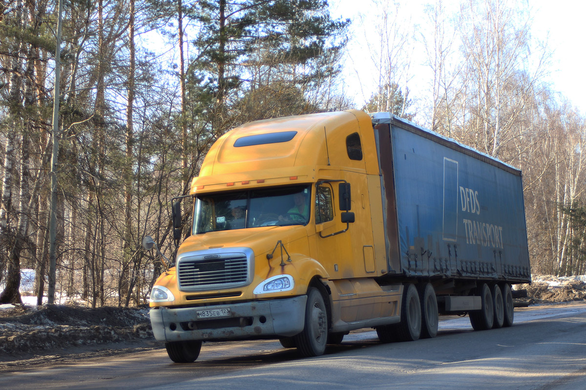 Краснодарский край, № М 835 ЕВ 123 — Freightliner Columbia