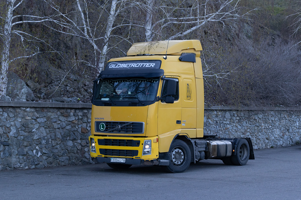 Восточно-Казахстанская область, № 332 BEZ 16 — Volvo ('2002) FH12.440