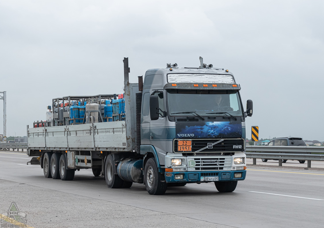 Алматинская область, № 302 AFQ 05 — Volvo ('1993) FH12.420