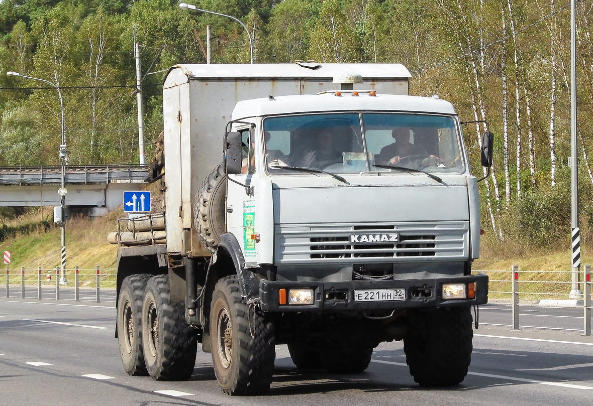 Брянская область, № Е 221 НН 32 — КамАЗ-43114-15 [43114R]