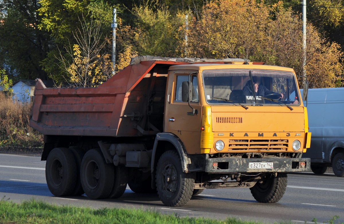 Кемеровская область, № Е 327 ЕК 142 — КамАЗ-55111 (общая модель)