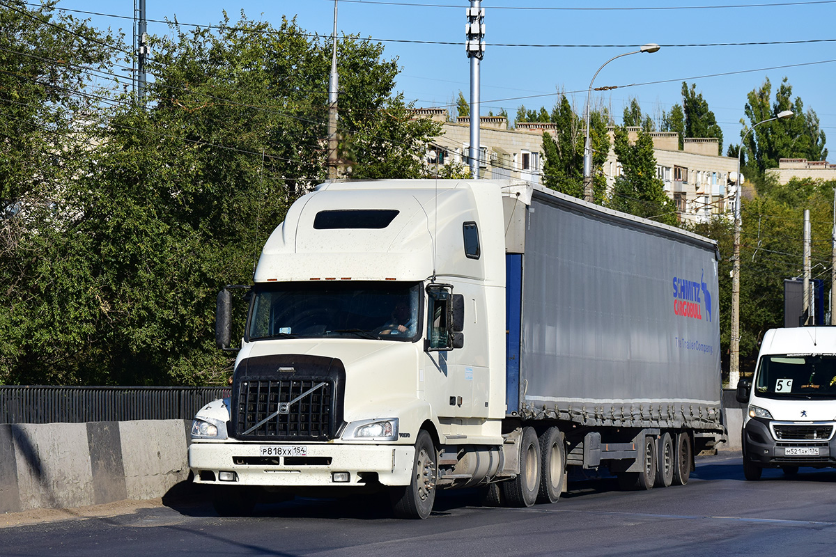 Новосибирская область, № Р 818 ХХ 154 — Volvo VNL660