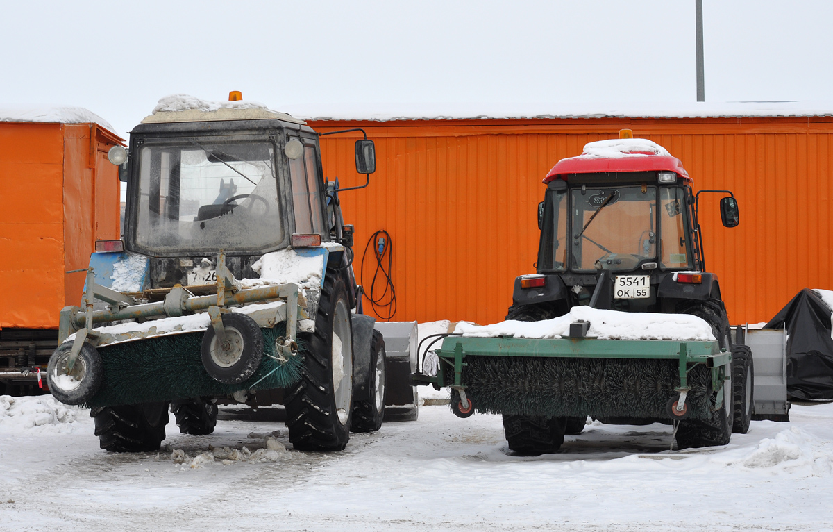 Омская область, № 7826 МХ 55 — Беларус-82.1; Омская область, № 5541 ОК 55 — TYM (общая модель)