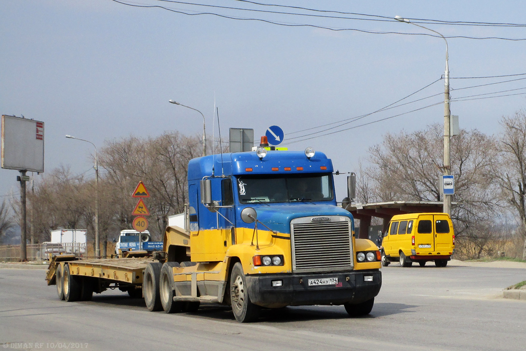 Волгоградская область, № А 424 НУ 134 — Freightliner FLD 120