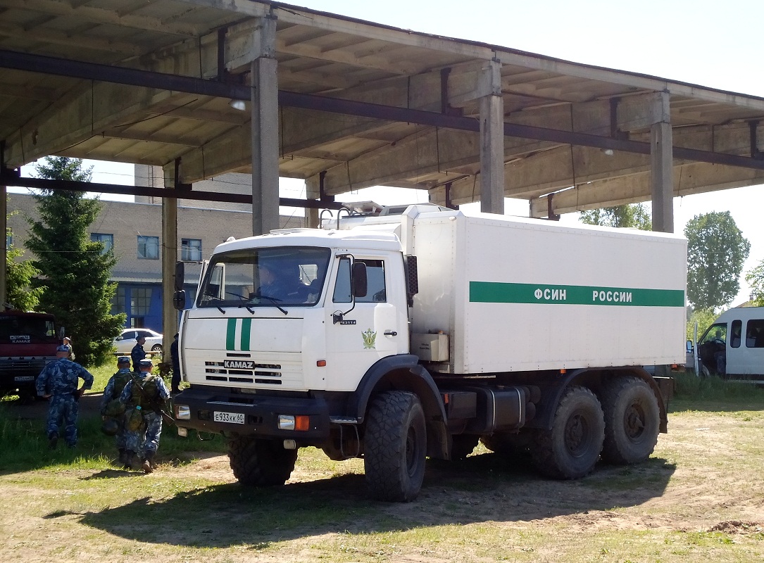Псковская область, № Е 933 КК 60 — КамАЗ-43114-15 [43114R]