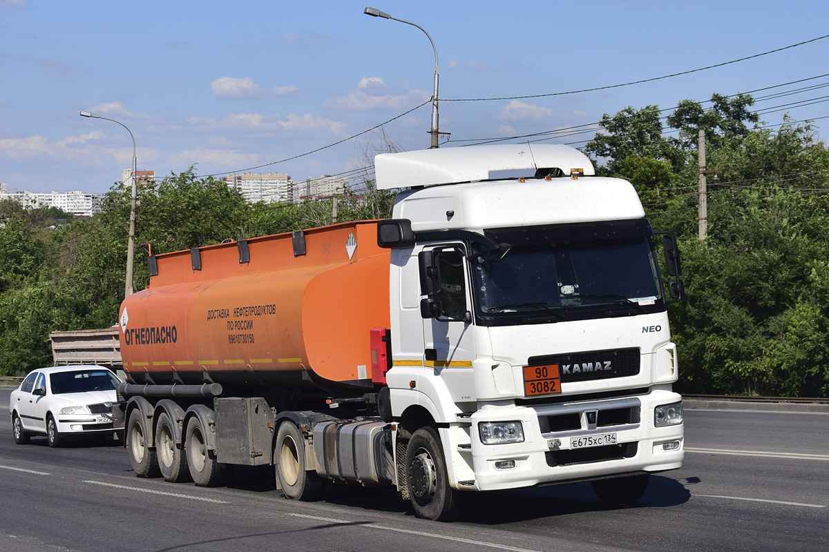 Волгоградская область, № Е 675 ХС 134 — КамАЗ-5490-S5(87) Волгоградская область, № Е 675 ХС 134 — КамАЗ-5490-S5(87)