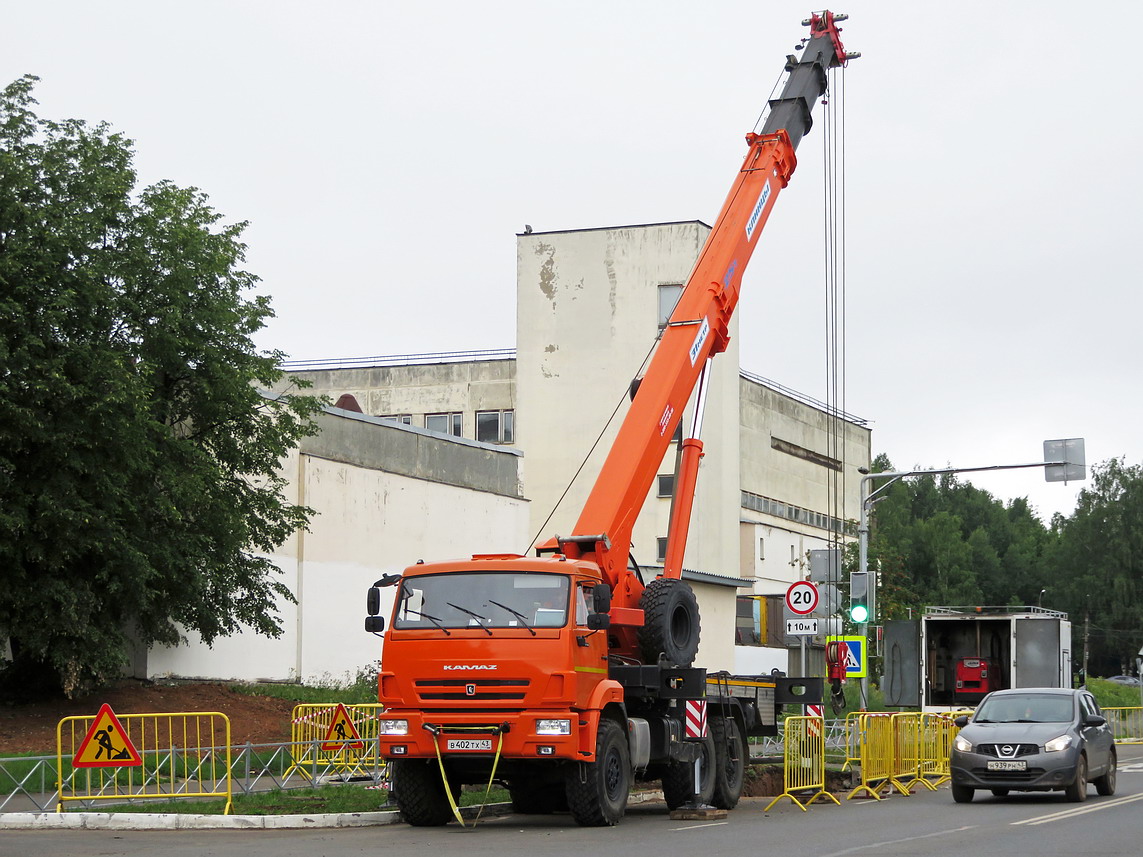 Кировская область, № В 402 ТХ 43 — КамАЗ-43118-50