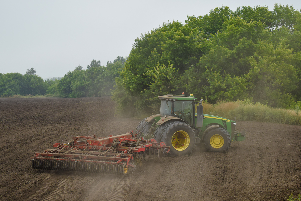 Алтайский край, № 8690 МТ 22 — John Deere 8335R; Прицепы сельскохозяйственные — Культиваторы (общая)