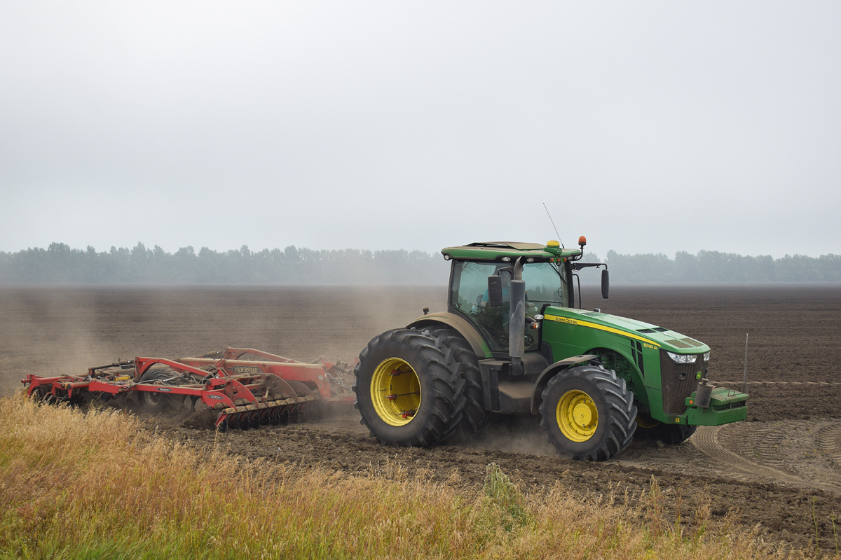 Алтайский край, № 8690 МТ 22 — John Deere 8335R; Прицепы сельскохозяйственные — Культиваторы (общая)