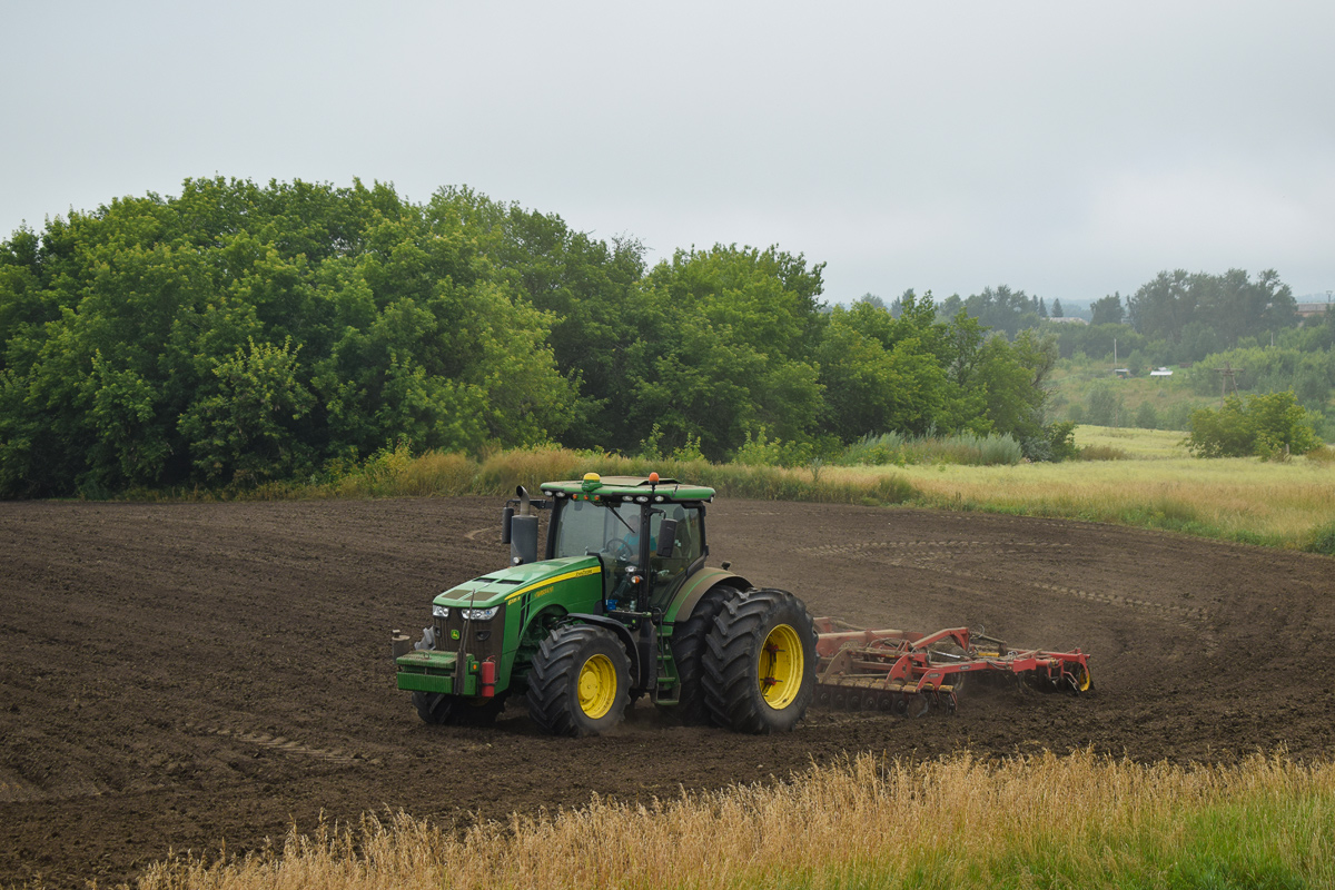 Алтайский край, № 8690 МТ 22 — John Deere 8335R; Прицепы сельскохозяйственные — Культиваторы (общая)