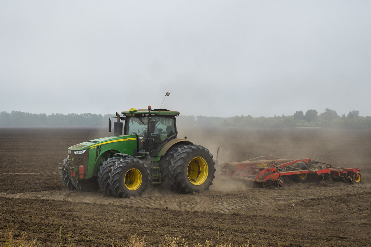 Алтайский край, № 8689 МТ 22 — John Deere 8335R; Прицепы сельскохозяйственные — Культиваторы (общая)