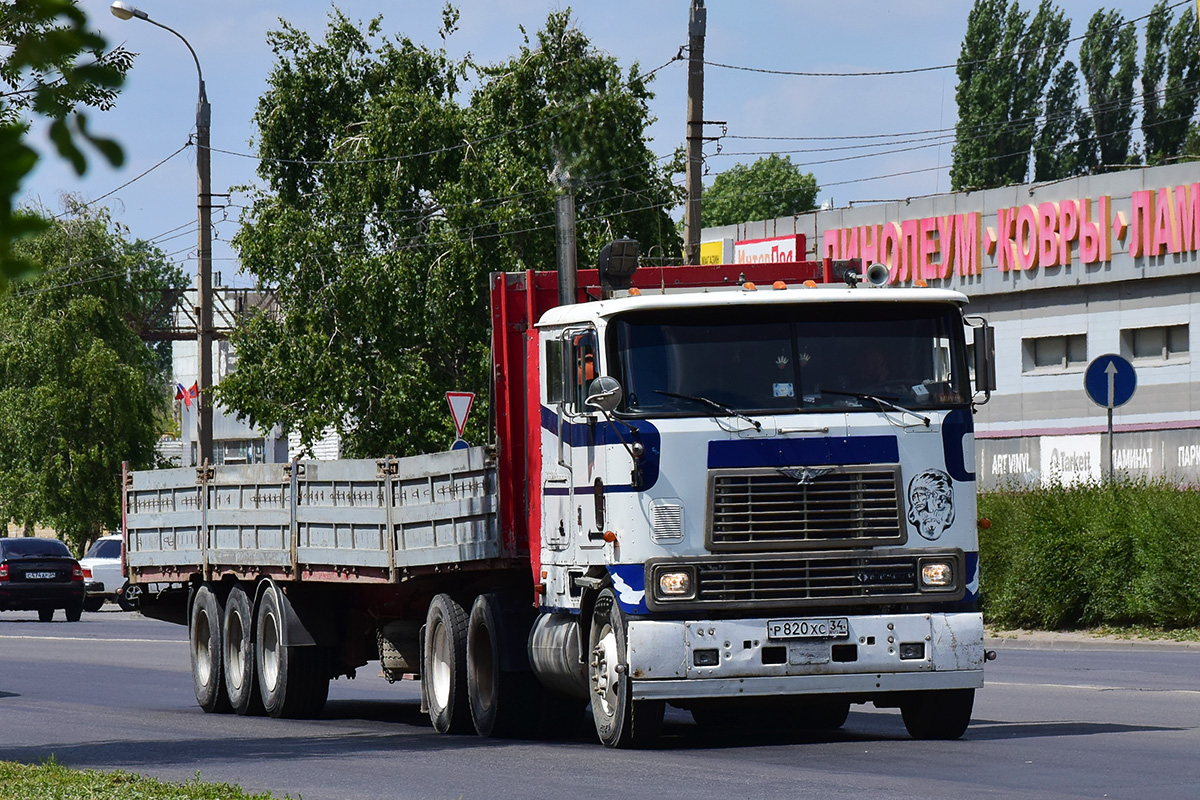 Волгоградская область, № Р 820 ХС 34 — International 9800 [SRS, SRR]