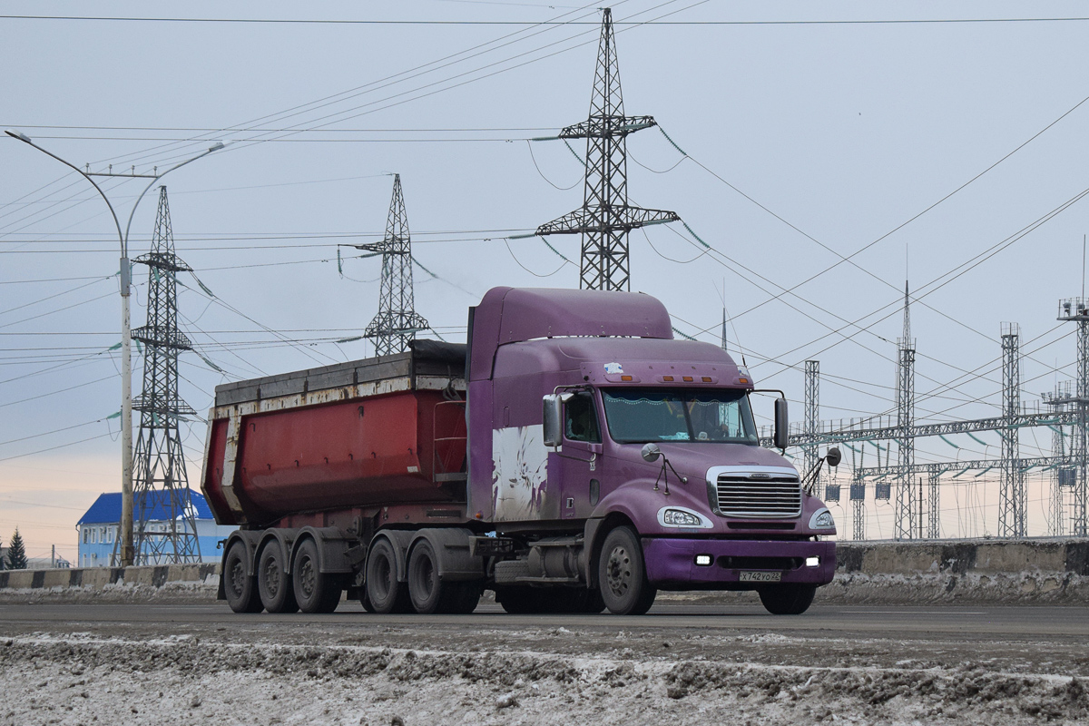 Алтайский край, № Х 742 УО 22 — Freightliner Columbia