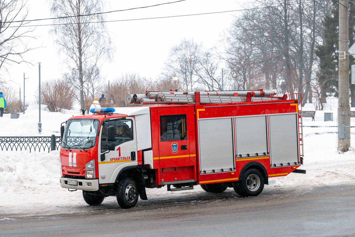 Архангельская область, № М 677 ОС 29 — Isuzu NPS75 [Z7X]