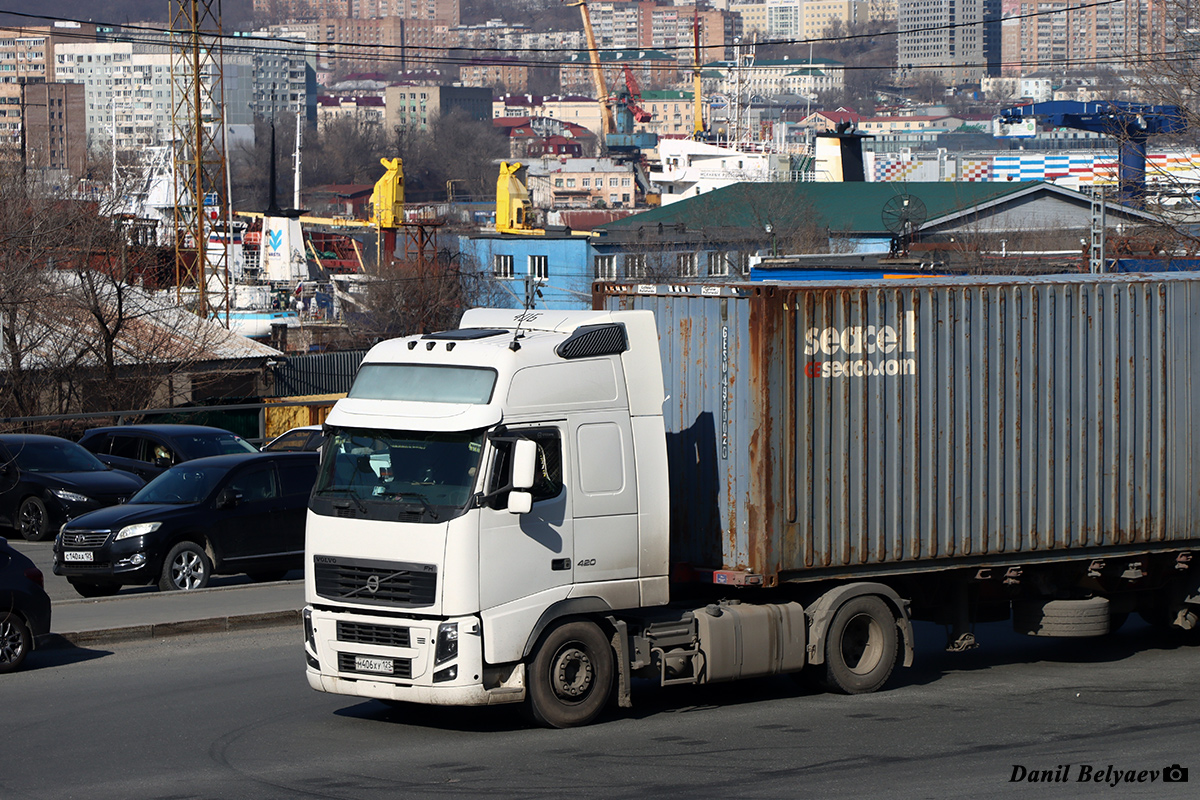 Приморский край, № М 406 ХУ 125 — Volvo ('2008) FH.420