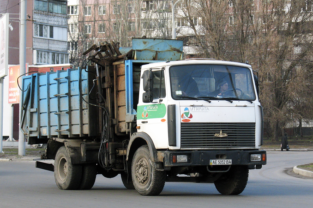 Днепропетровская область, № АЕ 5052 ВА — МАЗ-533702