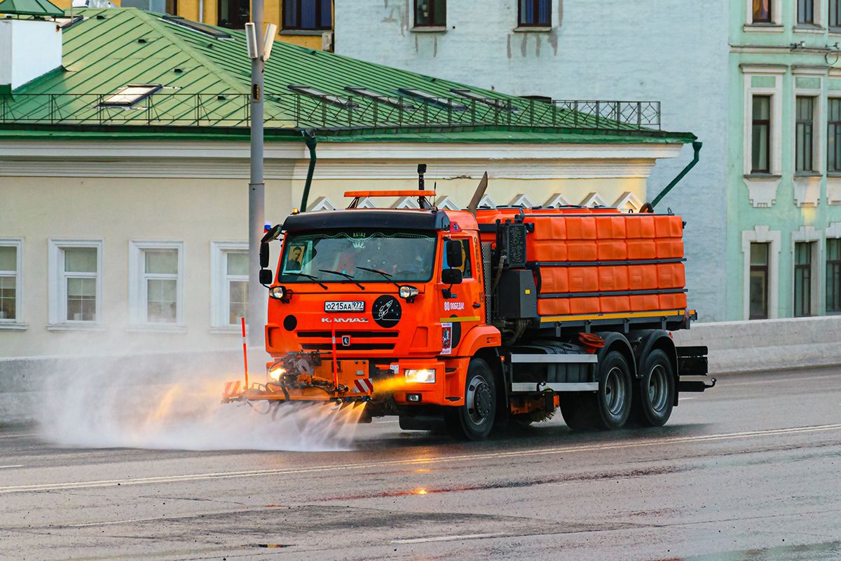 Москва, № О 215 АА 977 — КамАЗ-65115-A5(48)