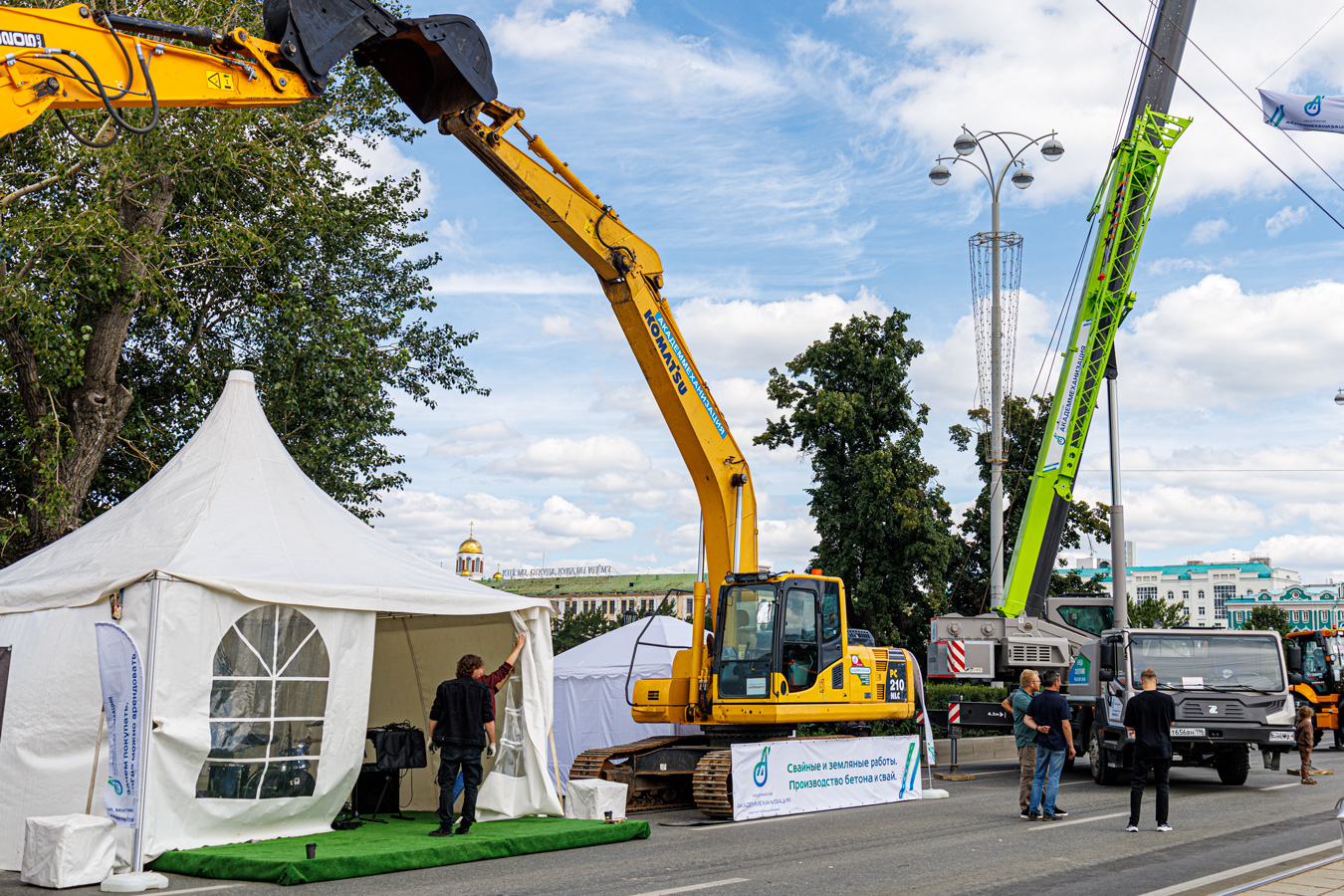 Свердловская область, № 6552 ЕВ 66 — Komatsu PC210; Свердловская область, № Т 656 ВН 196 — Zoomlion ZLJ5340JQZV (ZTC300V); Свердловская область — День строителя 2025