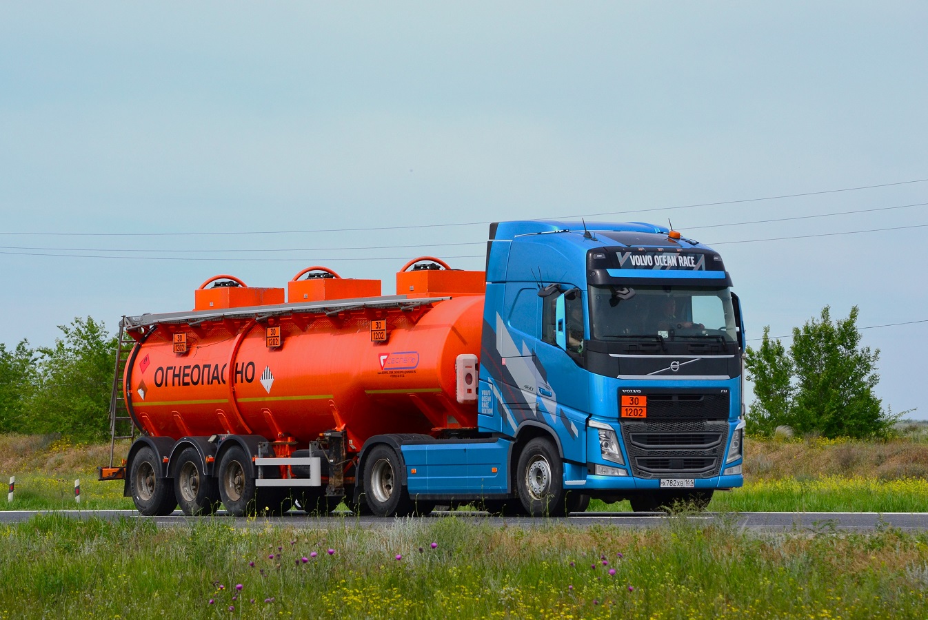 Ростовская область, № Х 782 ХВ 161 — Volvo ('2012) FH.460; Volvo ('2008) FH "Volvo Ocean Race" (Волгоградская область)