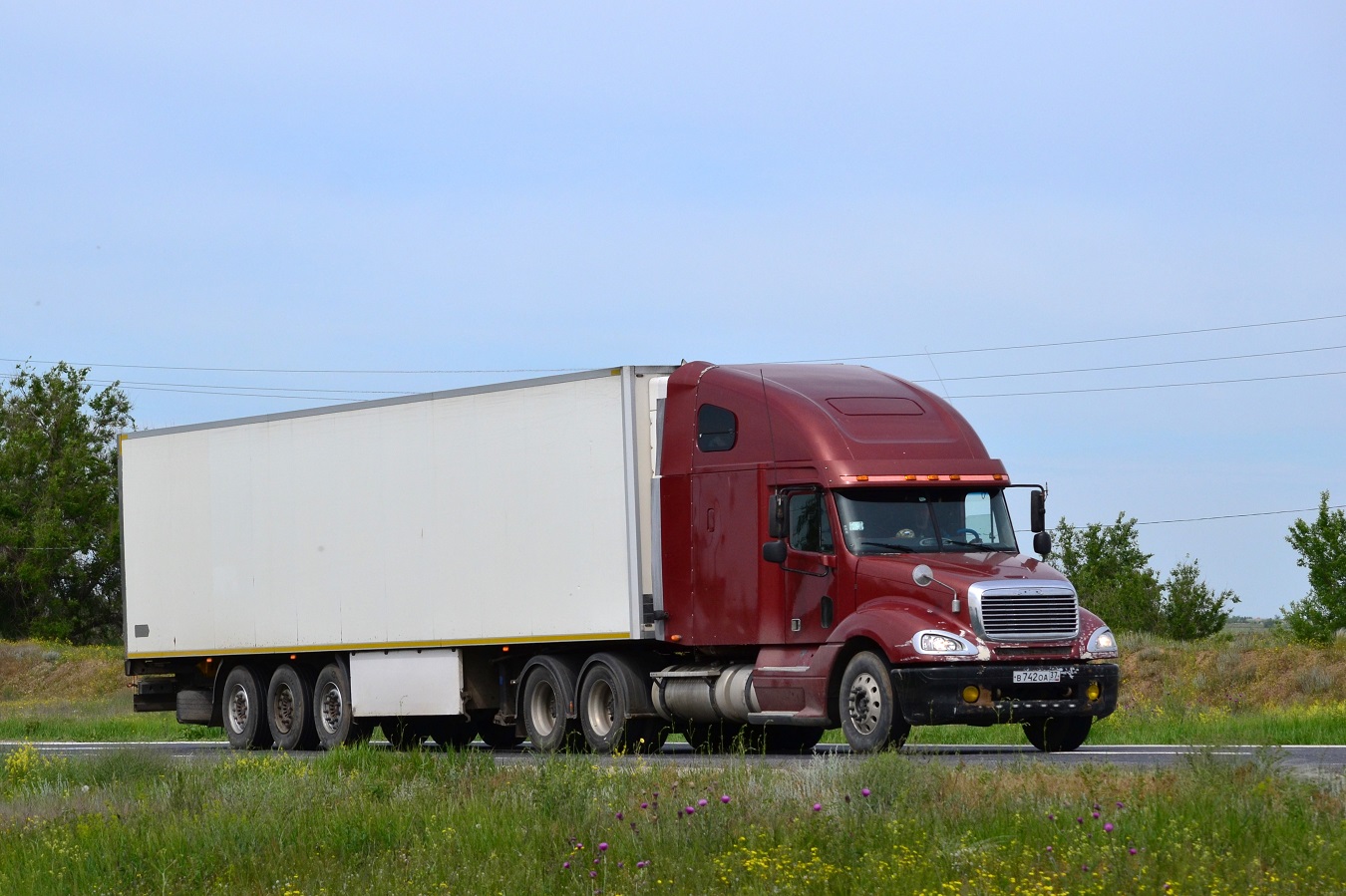 Ивановская область, № В 742 ОА 37 — Freightliner Columbia