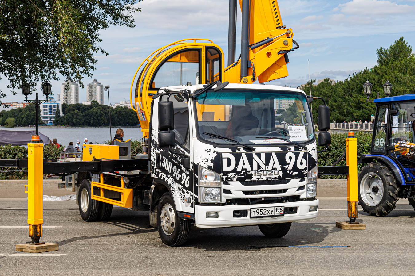 Свердловская область, № Т 952 ХУ 196 — Isuzu Elf QL(общая модель) [LWL]; Свердловская область — День строителя 2025
