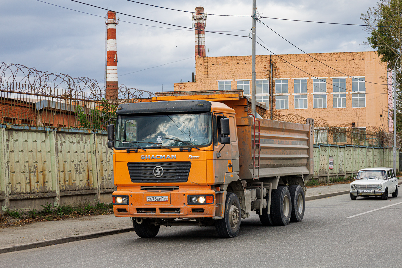 Свердловская область, № С 675 ЕР 196 — Shaanxi Shacman F2000 SX325x
