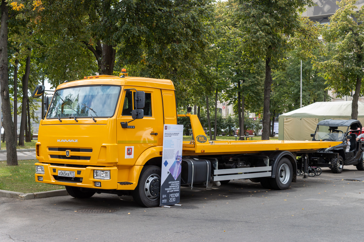 Москва, № Х 065 КВ 977 — КамАЗ-4308 (общая модель); Москва — Выставка техники Комплекса городского хозяйства Москвы &mdash; 2025
