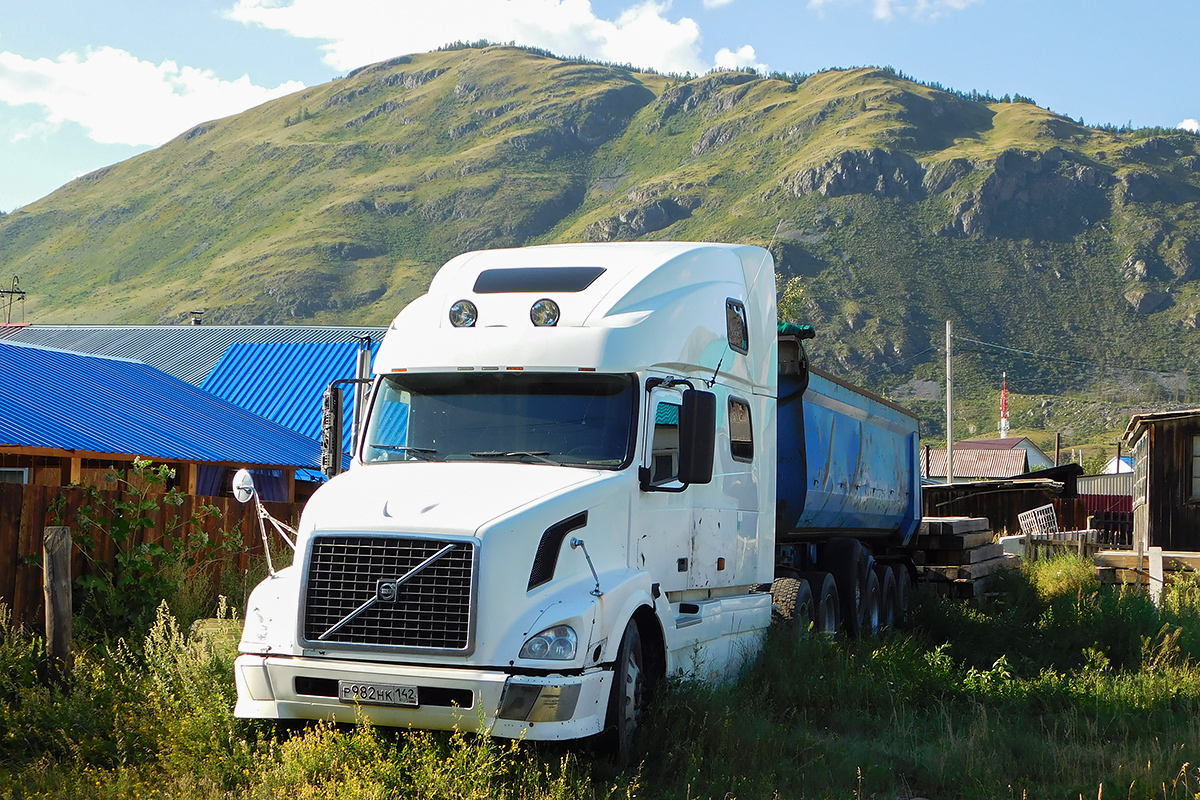 Кемеровская область, № Р 982 НК 142 — Volvo VNL780