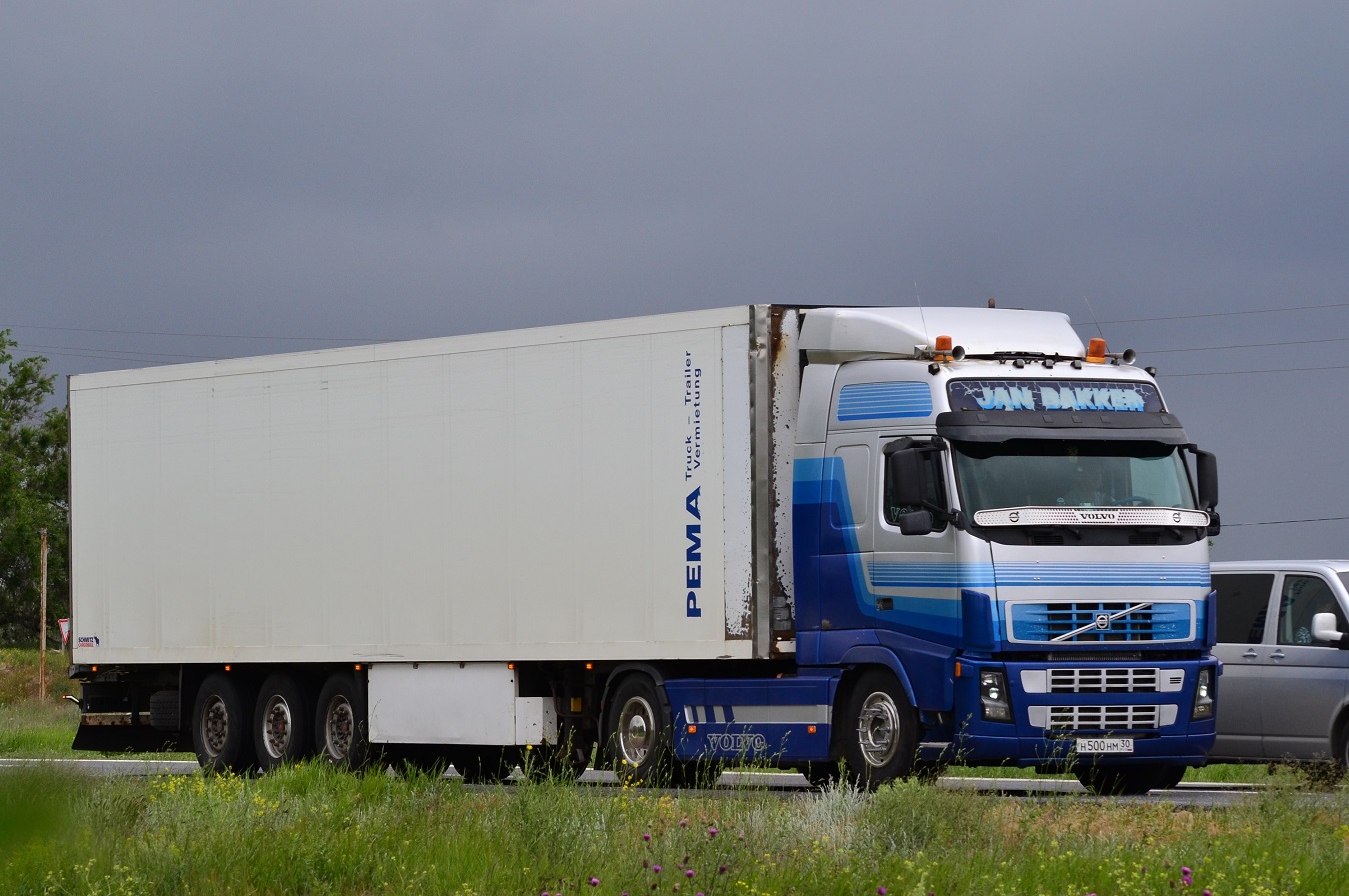 Астраханская область, № Н 500 НМ 30 — Volvo ('2002) FH12.460