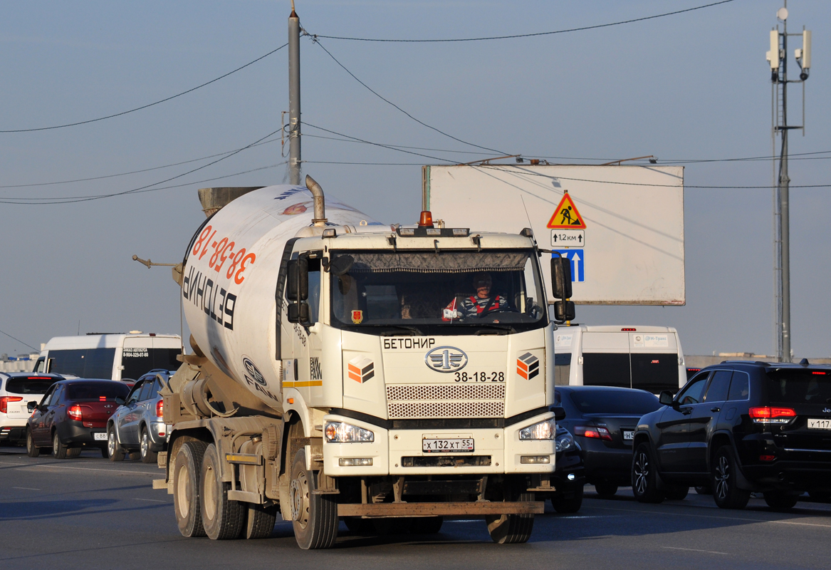 Омская область, № Х 132 ХТ 55 — FAW J6 CA3250