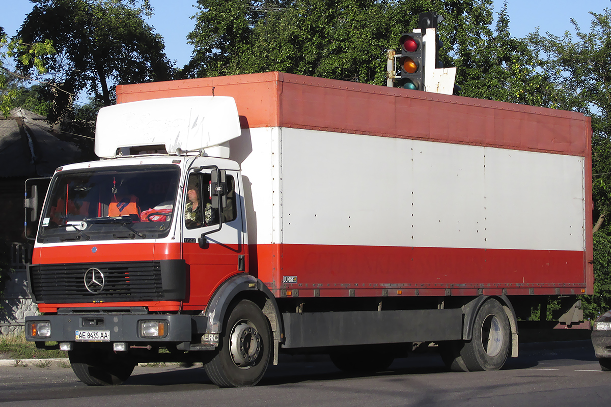 Днепропетровская область, № АЕ 8435 АА — Mercedes-Benz SK 1722