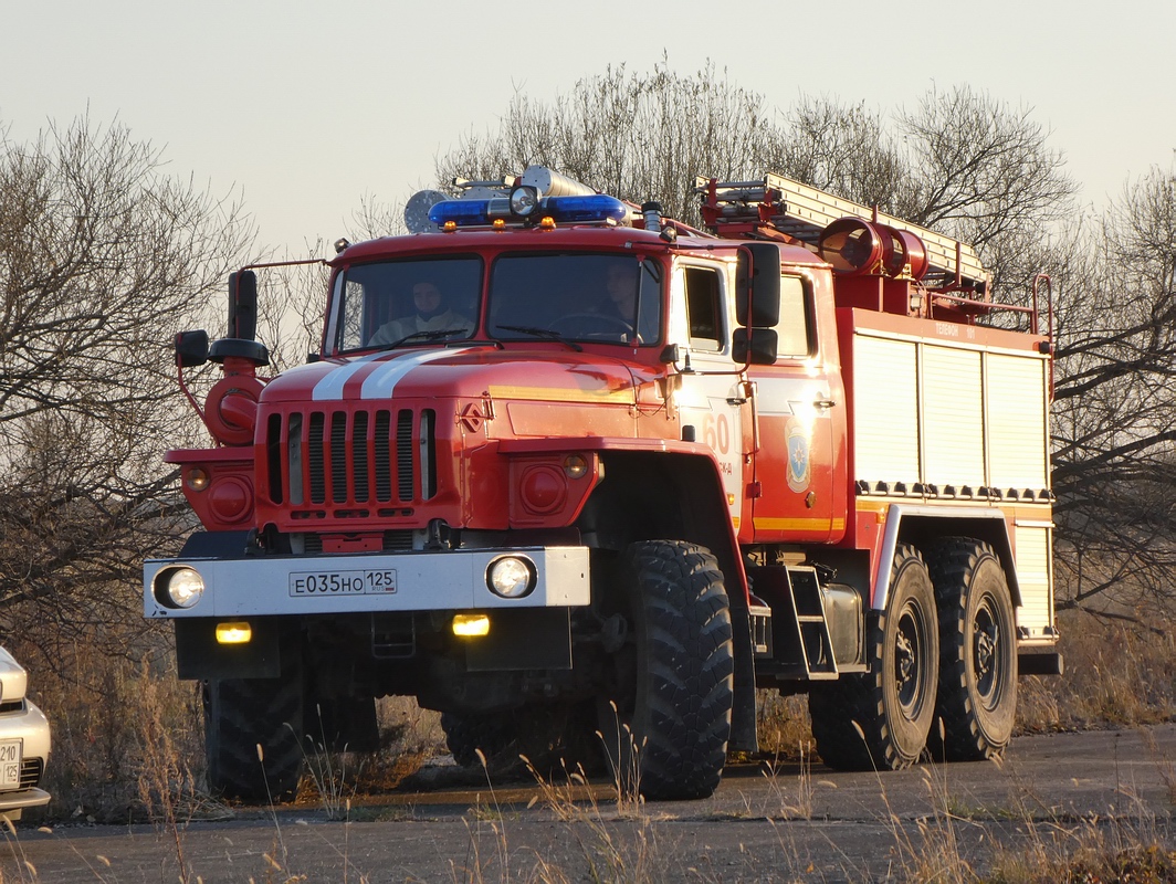 Приморский край, № Е 035 НО 125 — Урал-5557-72