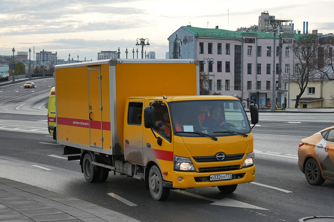 Москва, № О 332 ОУ 777 — Hino 300