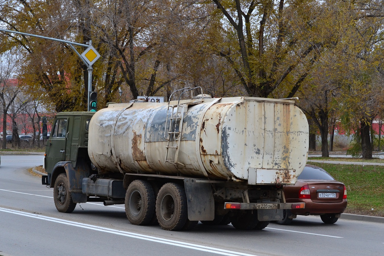Волгоградская область, № Е 220 ОН 34 — КамАЗ-53212