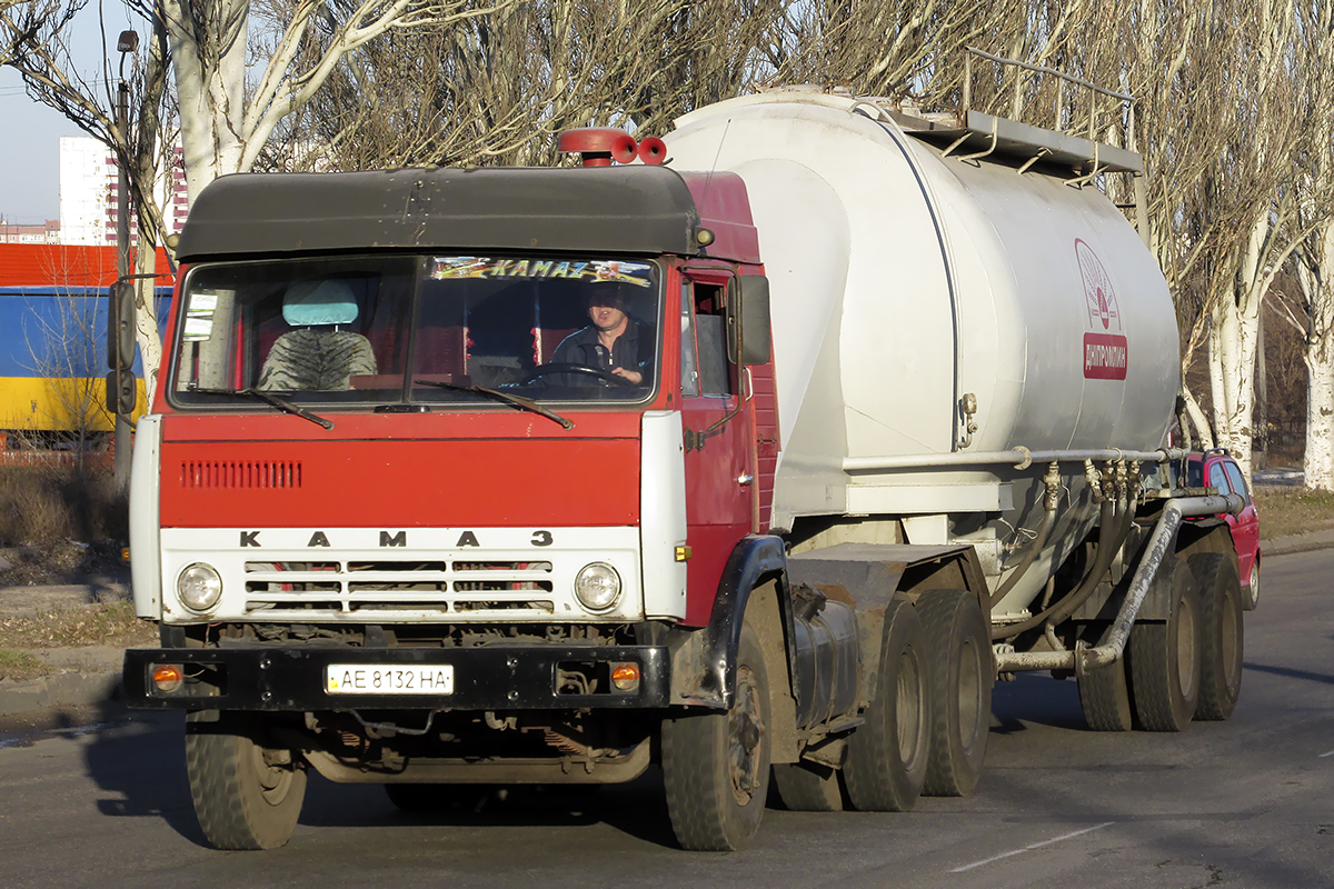 Днепропетровская область, № АЕ 8132 НА — КамАЗ-54112