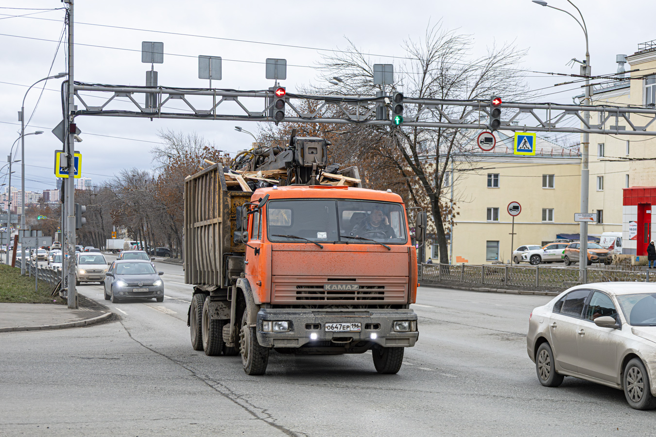Свердловская область, № О 647 ЕР 196 — КамАЗ-53229-15 [53229R]
