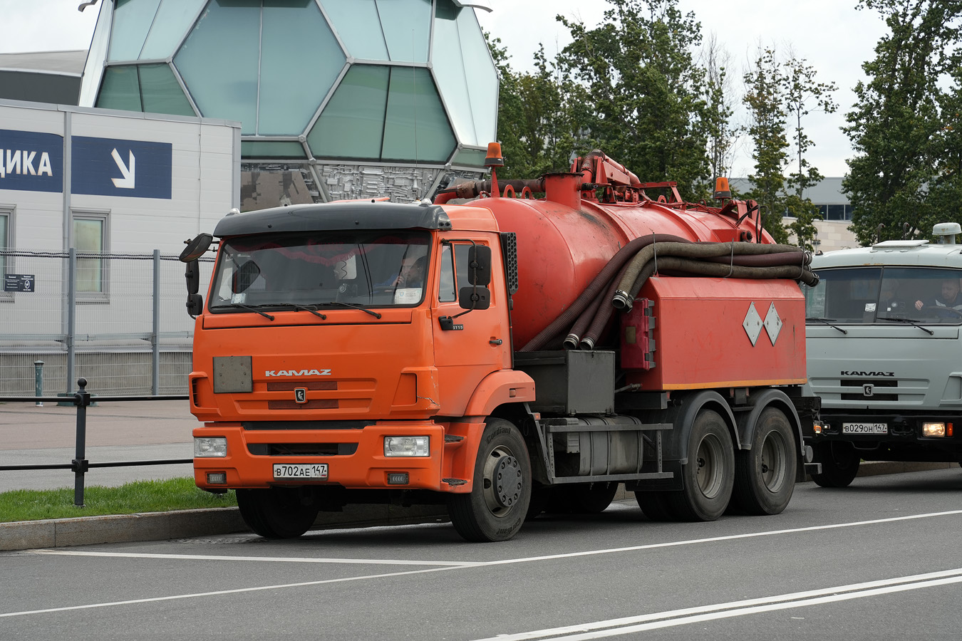 Ленинградская область, № В 702 АЕ 147 — КамАЗ-65115 (общая модель)